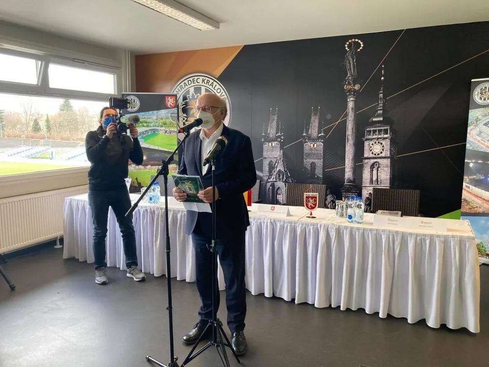 Hradec Králové podepsal smlouvu na nový fotbalový stadion. Hotovo má být do dvou let