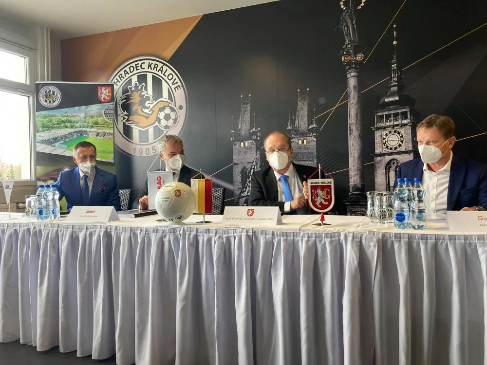 Hradec Králové podepsal smlouvu na nový fotbalový stadion. Hotovo má být do dvou let