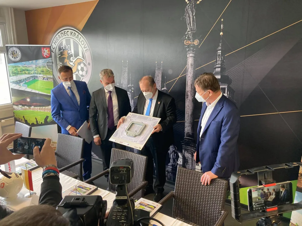 Hradec Králové podepsal smlouvu na nový fotbalový stadion. Hotovo má být do dvou let