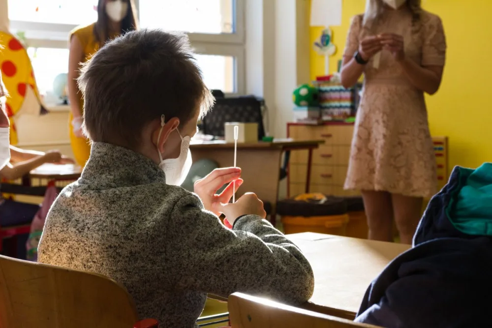 Pondělní testování studentů v kraji odhalilo jen deset pozitivních dětí a jednoho učitele
