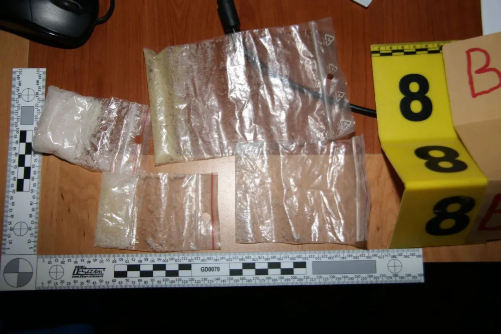 Policie zadržela dealera drog. Kromě pervitinu měl u sebe i střelnou zbraň