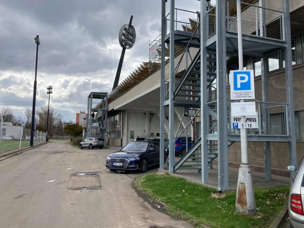 Jediné, co zůstane ze starého stadionu budou lízátka. Po jejich rekonstrukci se vrátí