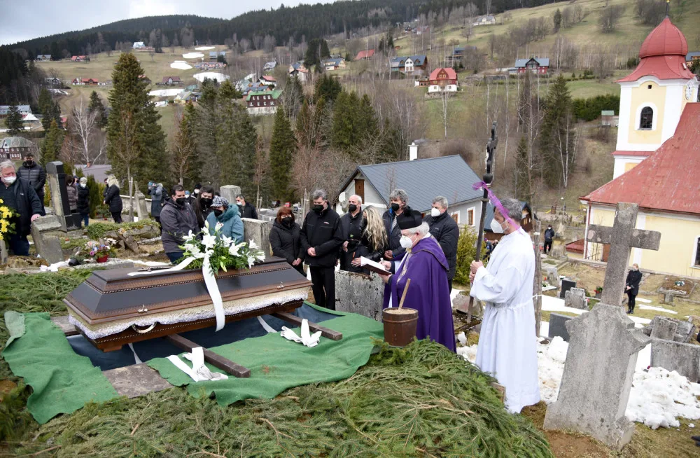 Zemřel poslední nosič na Sněžku. Nosiči na nejvyšší horu vynesli piano i vodní nádrž