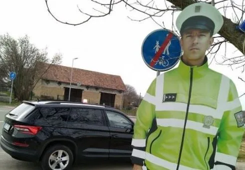 Unesli už druhého policistu, nahlásil muž. Policistu na nožičce