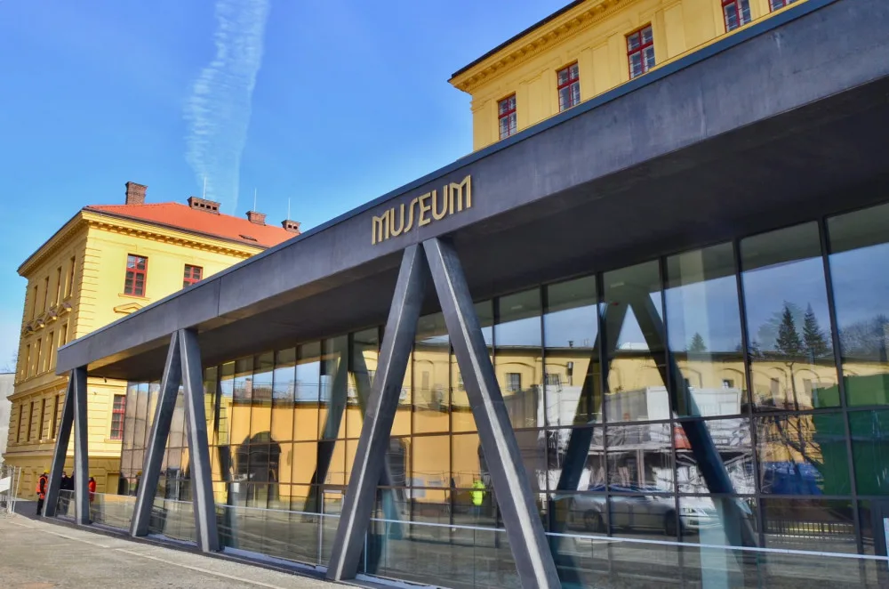 Stavební práce v Gayerových kasárnách skončí v květnu. Kompletně hotovo bude do konce roku