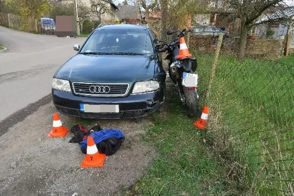 Nehoda motorkáře bez helmy na Rychnovsku skončila tragicky