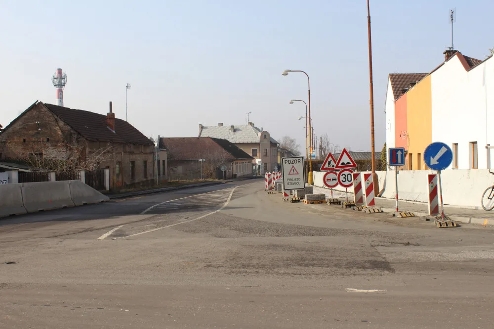 Oprava objízdné trasy v Hořicích se přesunula do další etapy. Kompletně hotovo bude za 14 dní