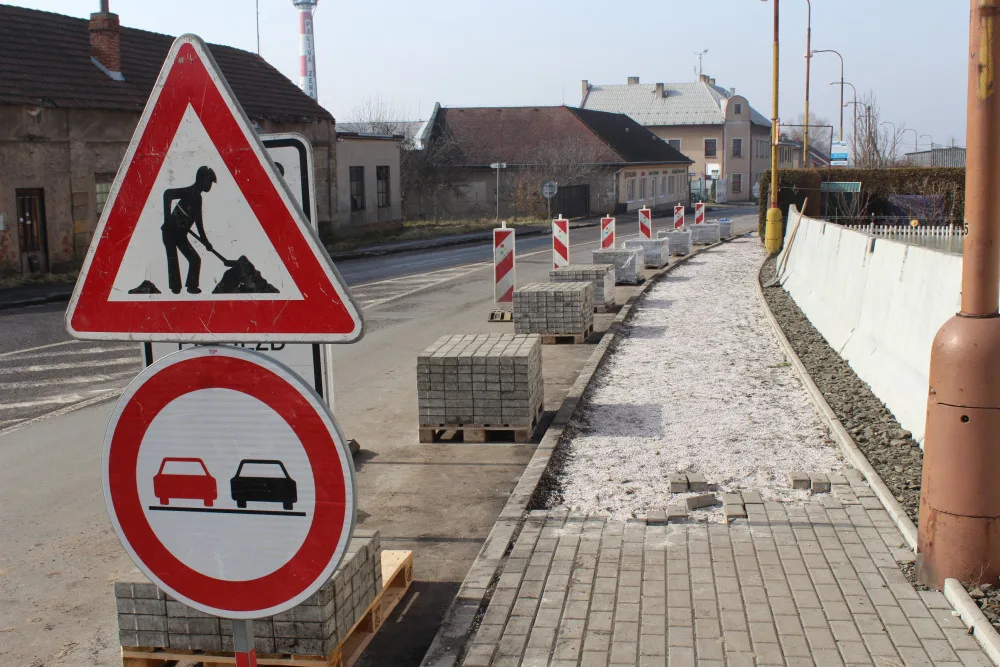 Oprava objízdné trasy v Hořicích se přesunula do další etapy. Kompletně hotovo bude za 14 dní