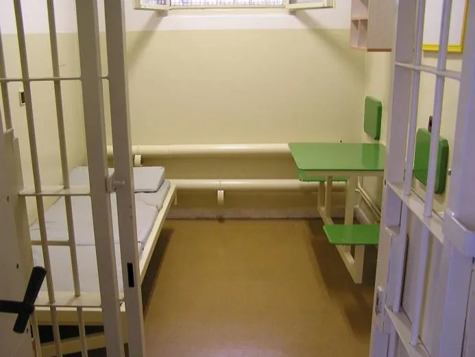 Pětatřicetiletý muž ve Valdicích napadl spoluvězně, policie to hodnotí jako pokus o vraždu