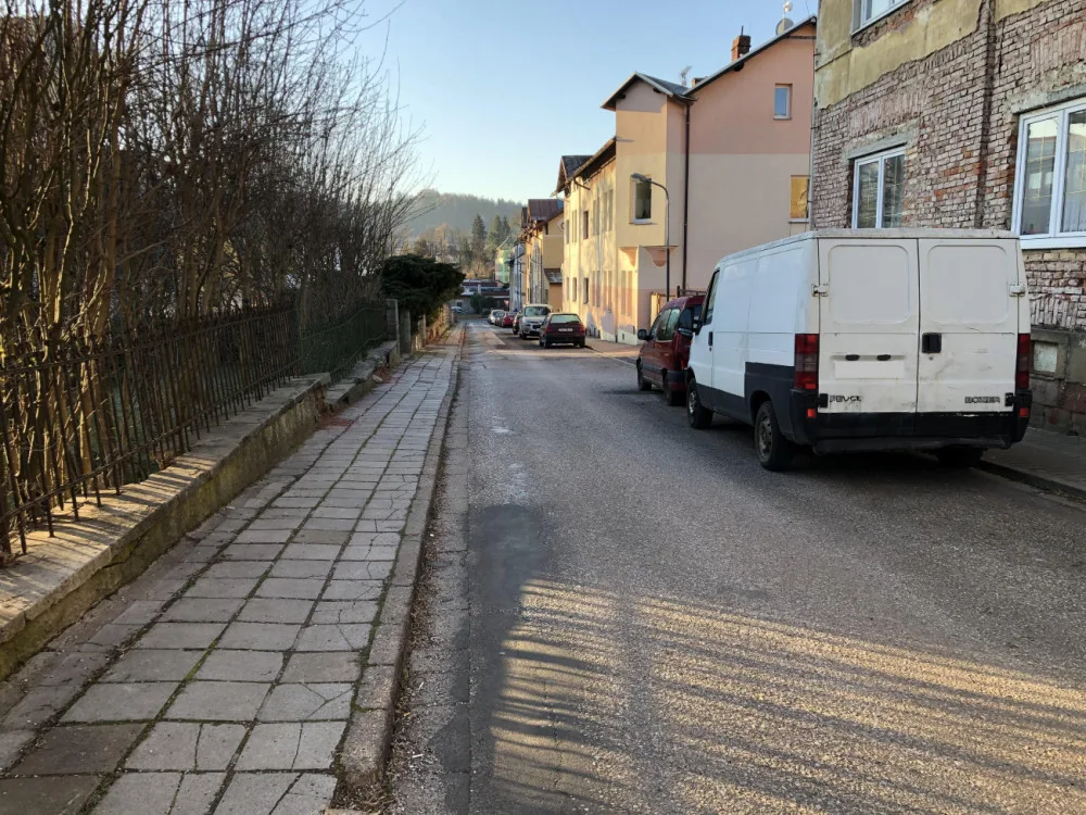 Trutnov plánuje kompletní výměnu ulice V Domcích. Rodiče budou muset vodit děti do školy pěšky