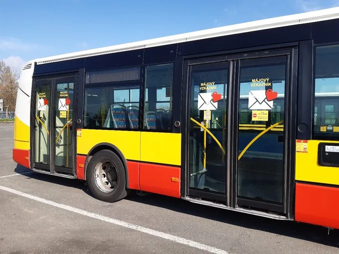 Do hradeckých ulic dnes vyrážejí MHD s láskyplnými vzkazy