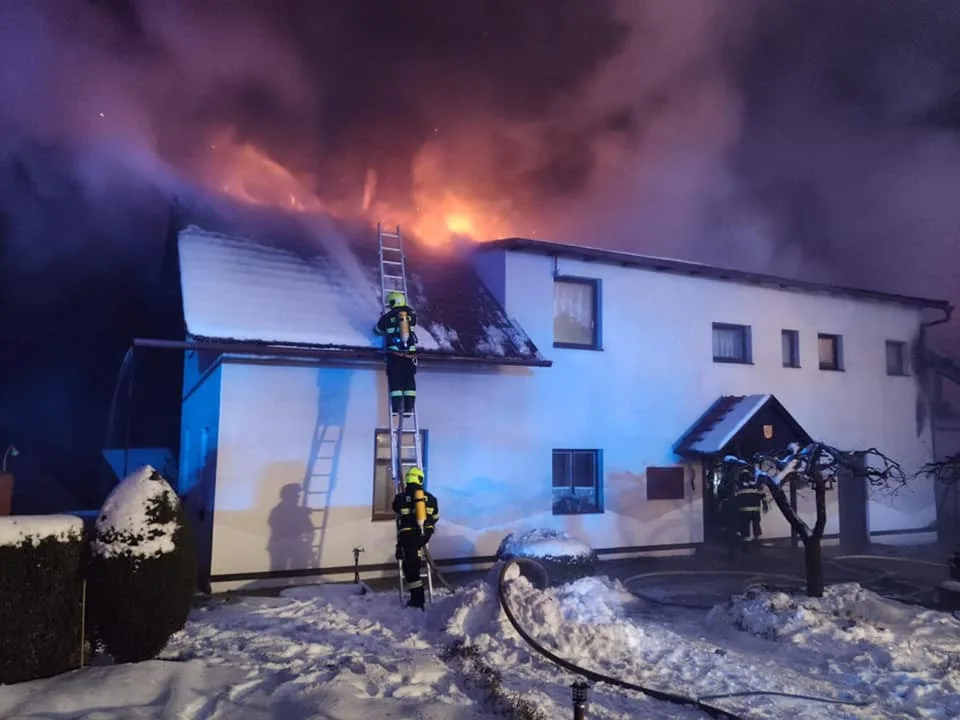 Rodině na Rychnovsku shořel dům, lidé jim ve sbírce přispěli 650 tisíc
