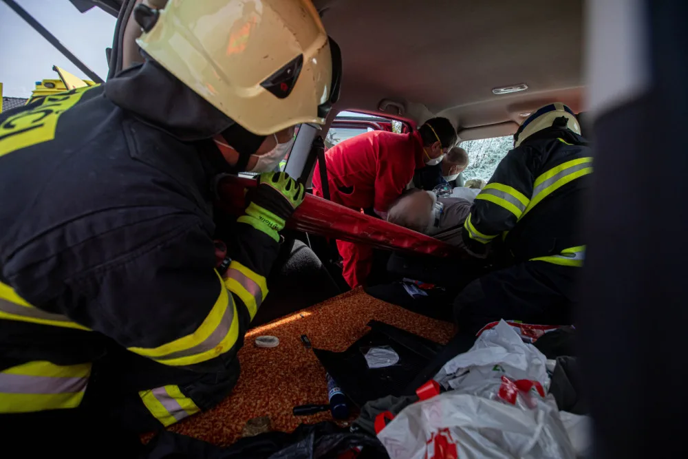 Ke srážce osobáku s nákladním autem letěl vrtulník. Řidiče bylo třeba vyprostit
