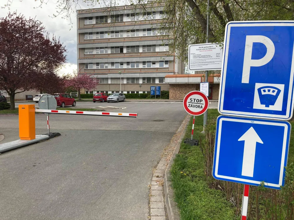 Parkování u nemocnice v Hradci Králové nestačí. Místo hledáme i půl hodiny, stěžují si pacienti
