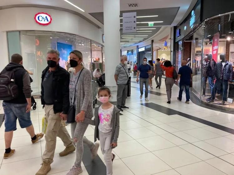 Nákupní horečka se zatím nekonala. Jak dnes vypadala nákupní centra v Hradci Králové?