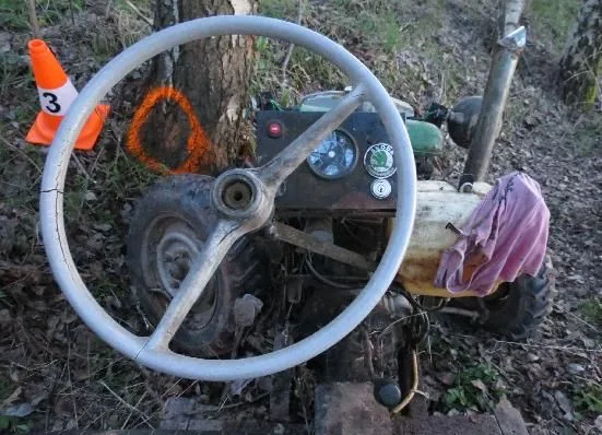 Na Trutnovsku boural podomácku vyrobený traktor, řidiče transportoval vrtulník do nemocnice