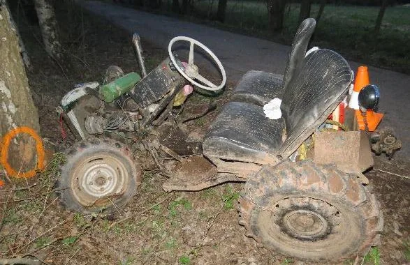 Na Trutnovsku boural podomácku vyrobený traktor, řidiče transportoval vrtulník do nemocnice