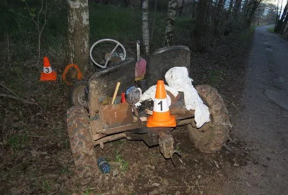 Na Trutnovsku boural podomácku vyrobený traktor, řidiče transportoval vrtulník do nemocnice