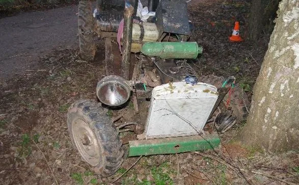 Na Trutnovsku boural podomácku vyrobený traktor, řidiče transportoval vrtulník do nemocnice