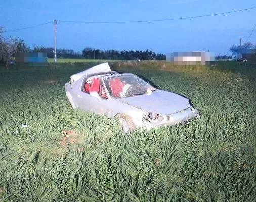 U Jaroměře zasahoval vrtulník při vážné nehodě. Řidič ani spolujezdec nebyli připoutaní