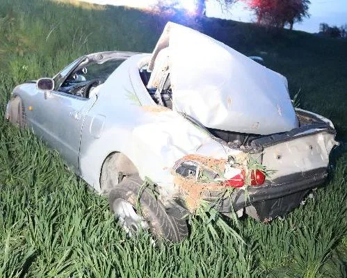 U Jaroměře zasahoval vrtulník při vážné nehodě. Řidič ani spolujezdec nebyli připoutaní