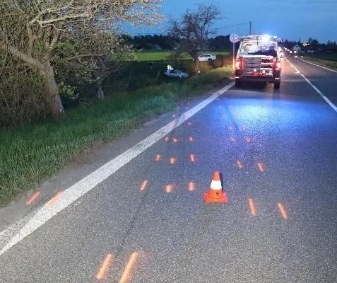 U Jaroměře zasahoval vrtulník při vážné nehodě. Řidič ani spolujezdec nebyli připoutaní