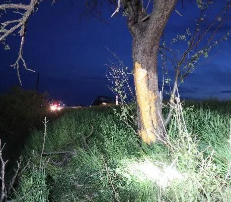 U Jaroměře zasahoval vrtulník při vážné nehodě. Řidič ani spolujezdec nebyli připoutaní