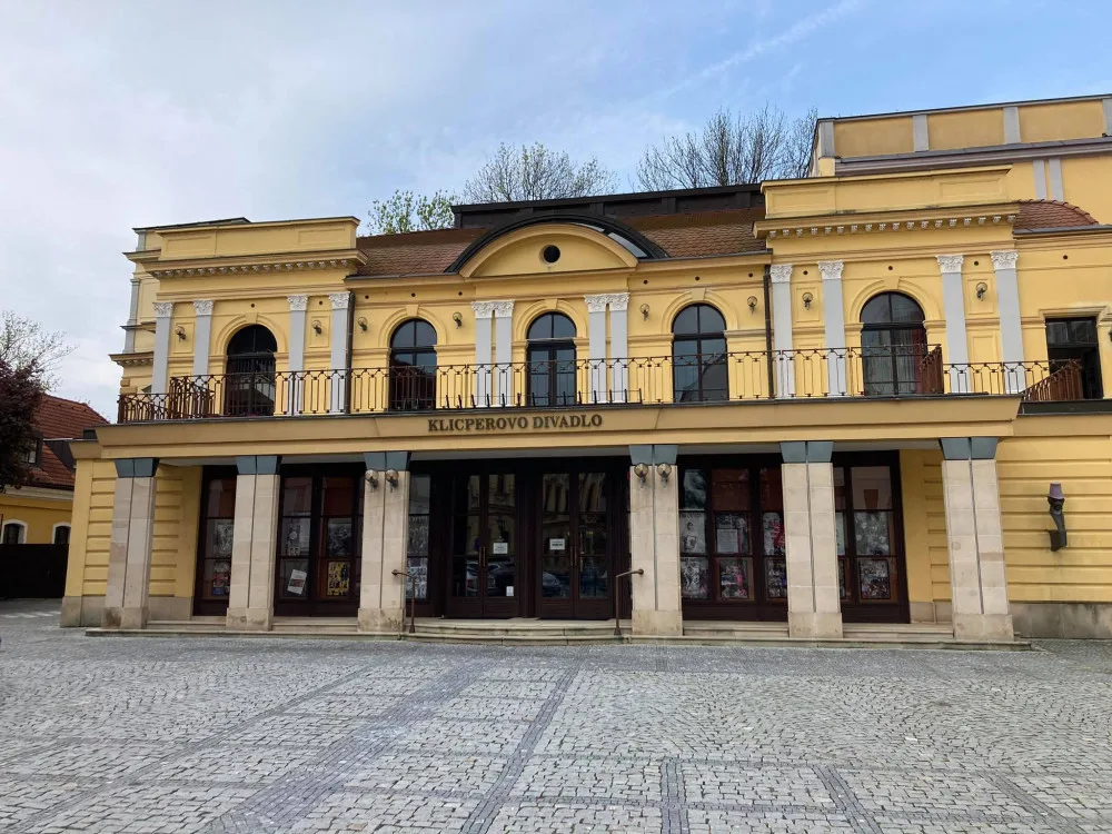 První diváky přivítá Klicperovo divadlo na začátku června. Uvede hru inscenaci Hana