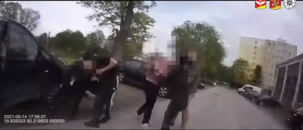 Hradečtí policisté řešili partu agresorů. Rvačku zachytila služební kamera