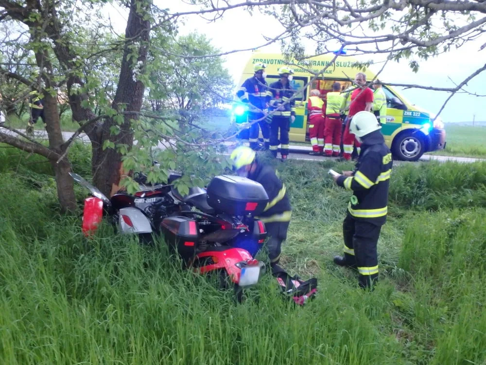 Ve Chvalkovicích narazila čtyřkolka do stromu, spolujezdkyni transportoval vrtulník do nemocnice