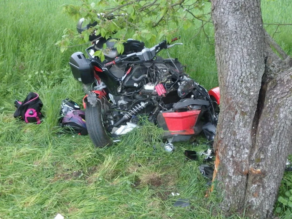 Ve Chvalkovicích narazila čtyřkolka do stromu, spolujezdkyni transportoval vrtulník do nemocnice
