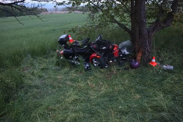 Ve Chvalkovicích narazila čtyřkolka do stromu, spolujezdkyni transportoval vrtulník do nemocnice