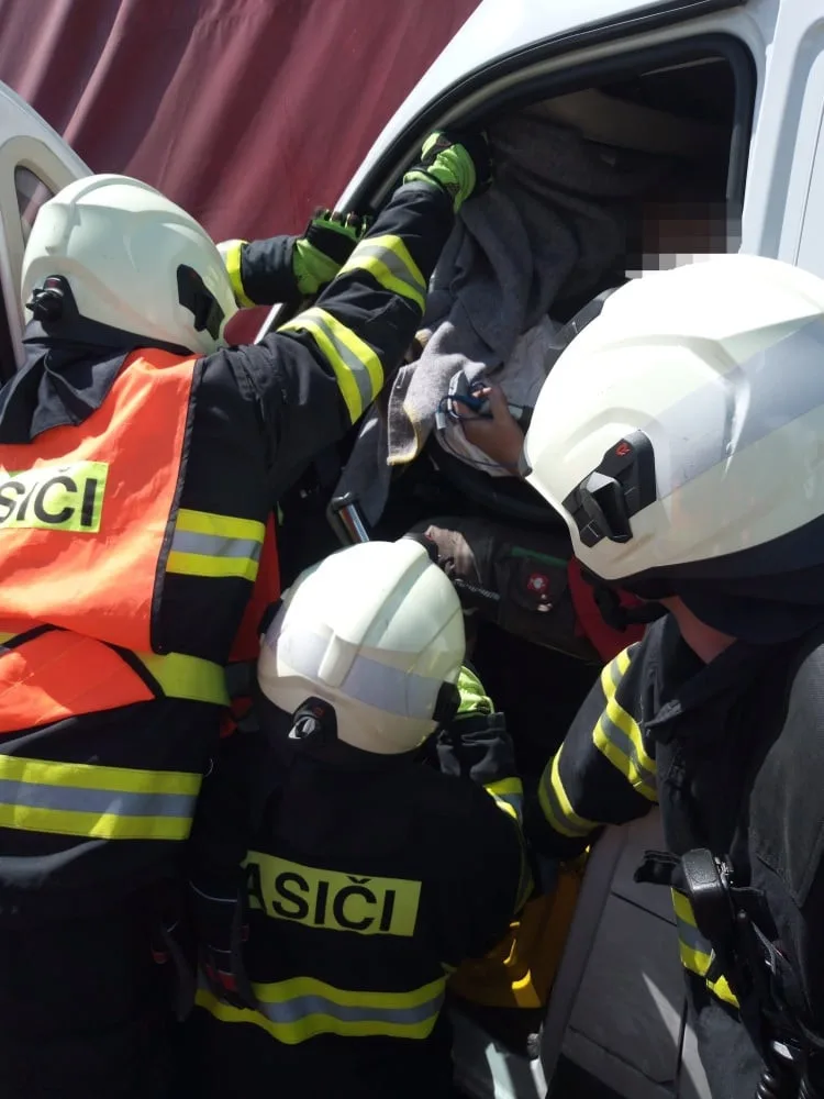 Vážná nehoda kamionu s dodávkou uzavřela obchvat Hradce Králové. Na místo letěl vrtulník