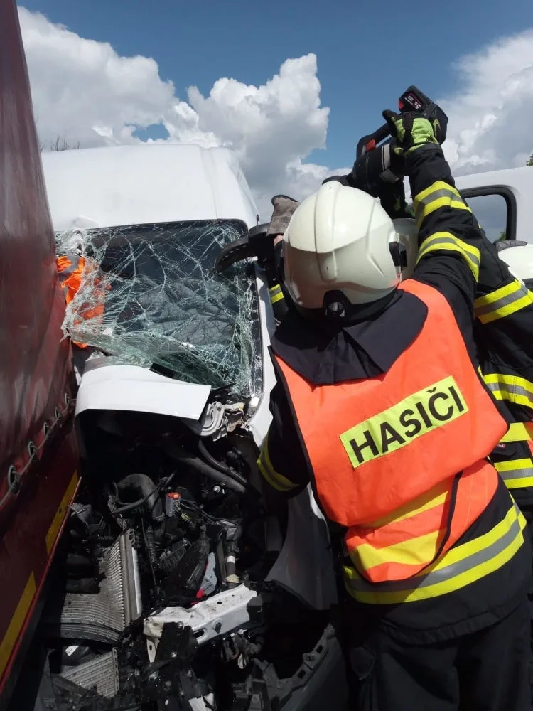 Vážná nehoda kamionu s dodávkou uzavřela obchvat Hradce Králové. Na místo letěl vrtulník