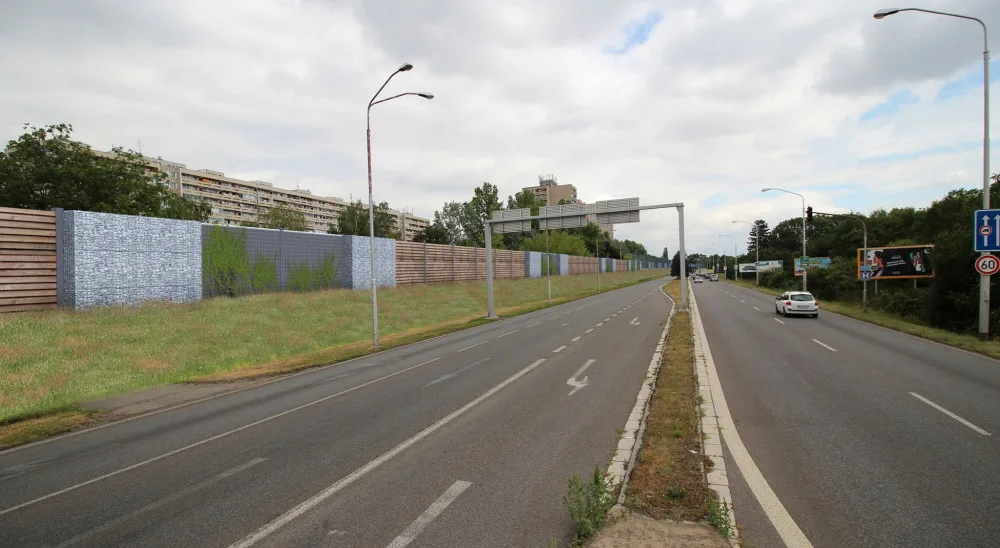 Dnes se začíná stavět protihluková stěna na hradecké Rašínově třídě. Navržena je odlehčovací objízdná trasa