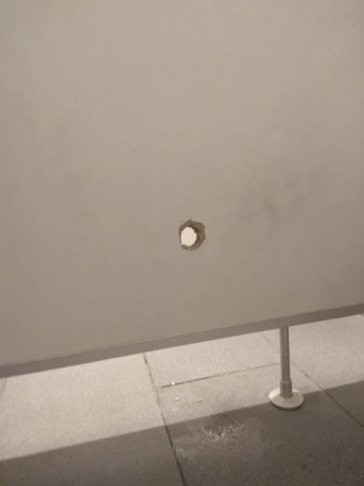 Pardubice – město bizáru. 3,5 centimetru velkým otvorem muž prostrčil penis do dámské kabinky na toaletách