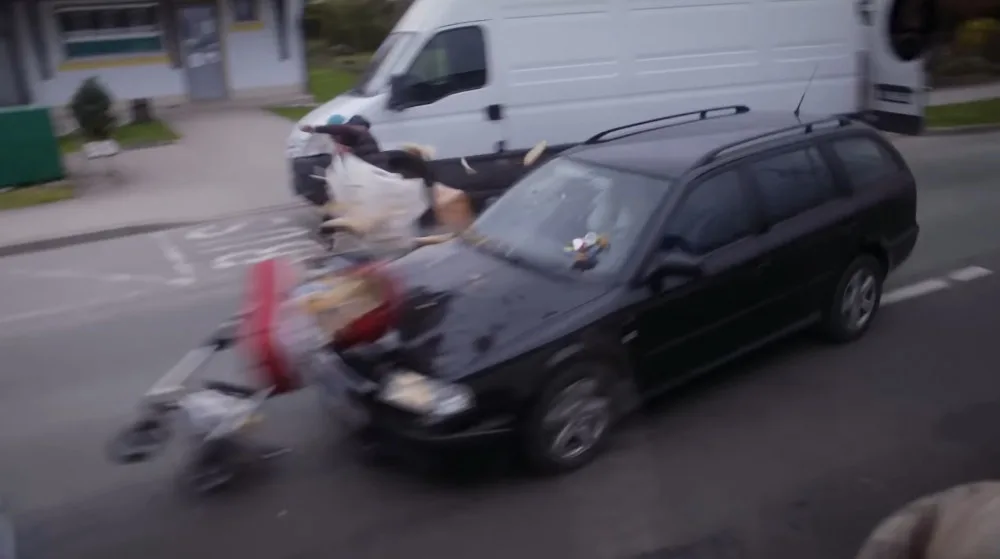 Rychle jedoucí řidič srazil kočárek. Šlo o preventivní video natočené na Jičínsku