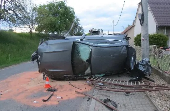 Opilý řidič zdemoloval Mercedes za dva miliony. Sám skončil v nemocnici