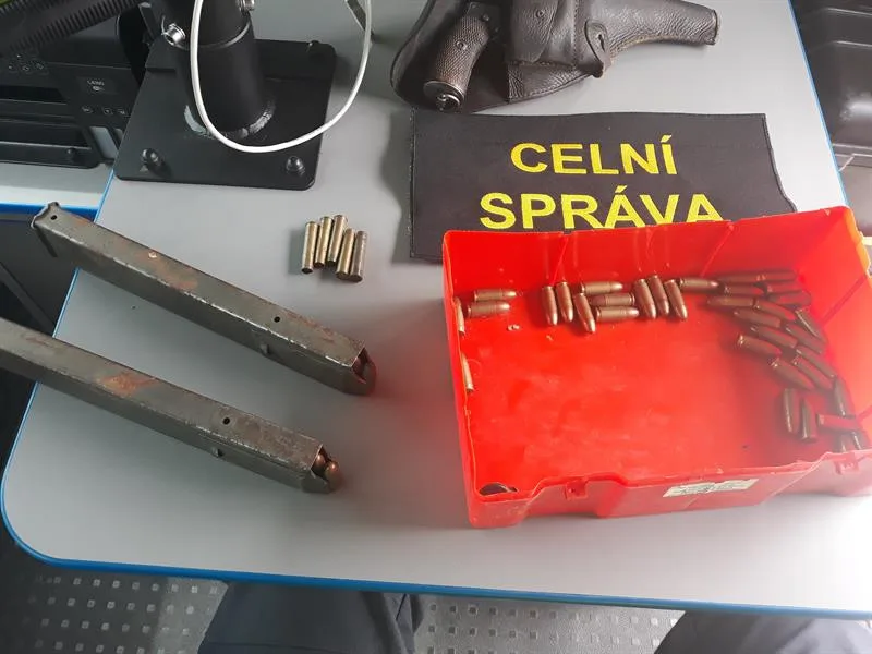 Převážel nelegálně drženou zbraň a náboje schované v lékárničkách. Navíc dostal pokutu za jízdu bez dálniční známky