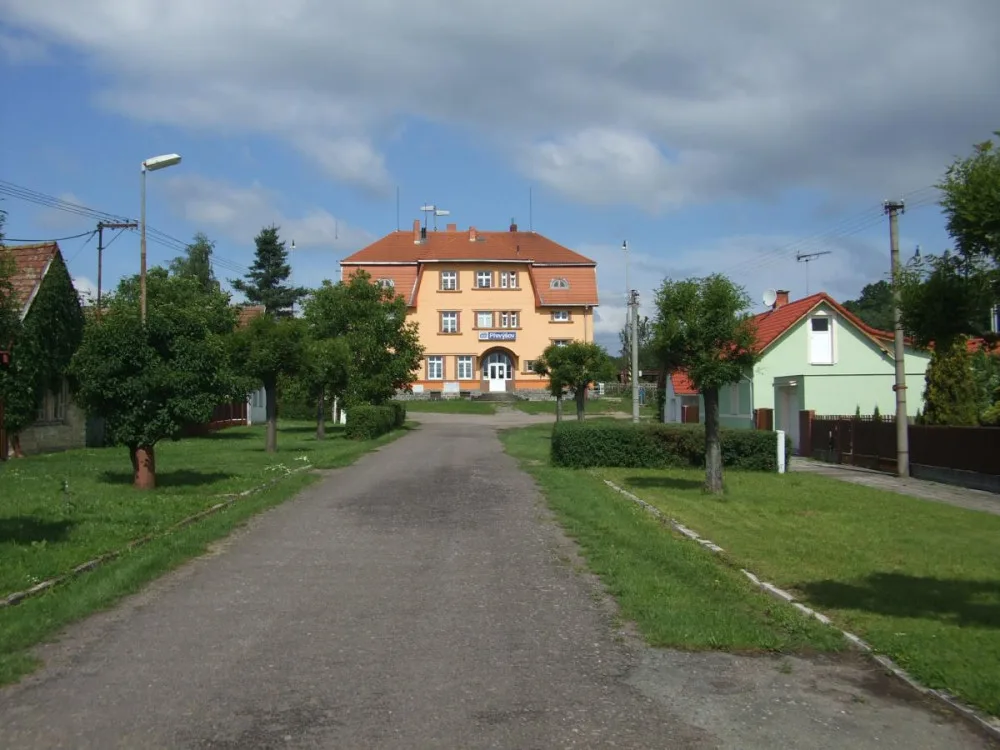 Zůstane stát nebo padne k zemi? O historickém nádraží v Převýšově se rozhodne do konce července