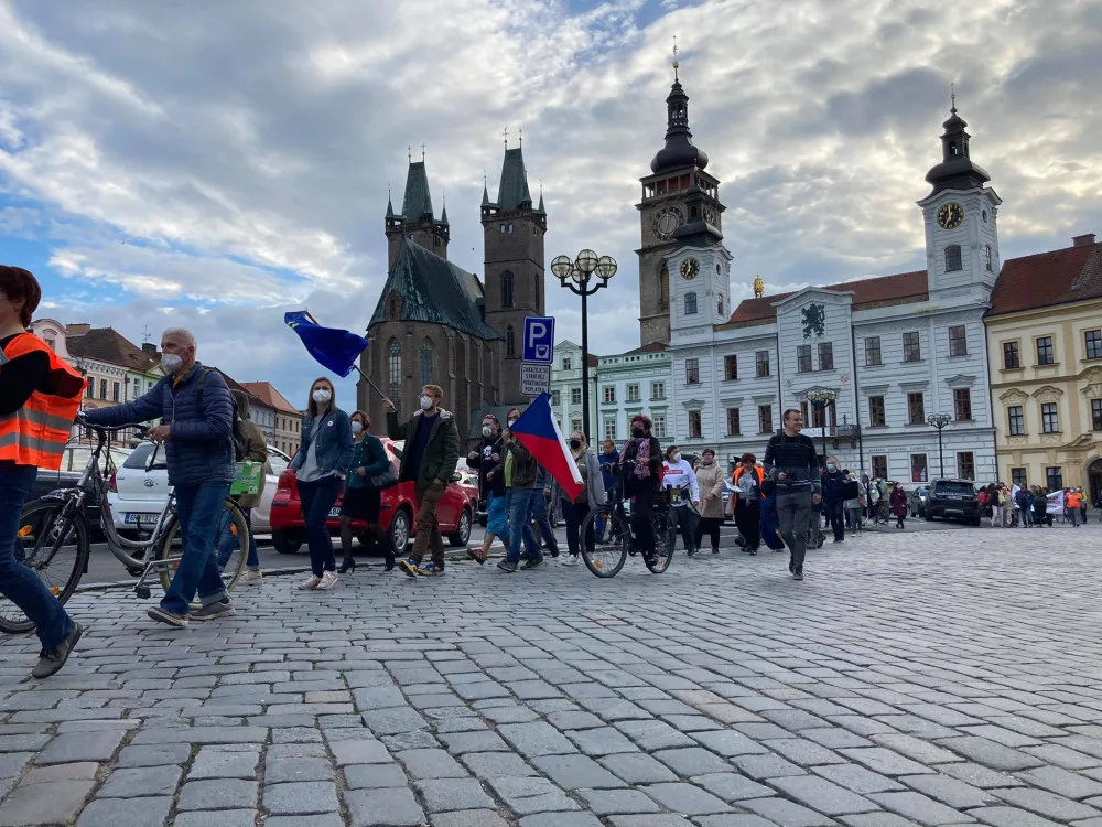 Hradcem Králové se šel protestní pochod. Justici nedáme, skandovali lidé