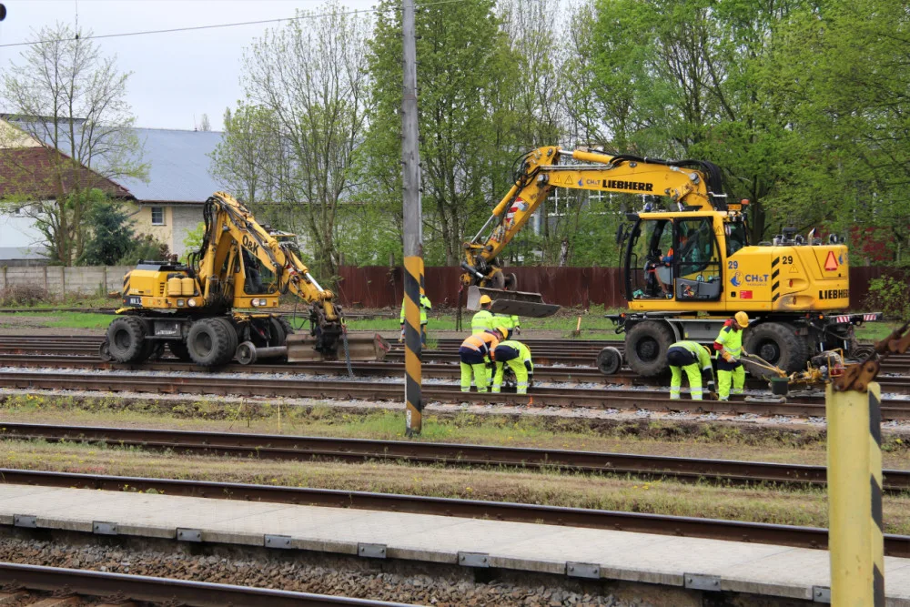 Dnes začala výluka na trati z Hradce Králové do Pardubic. Vlaky nepojedou celý týden