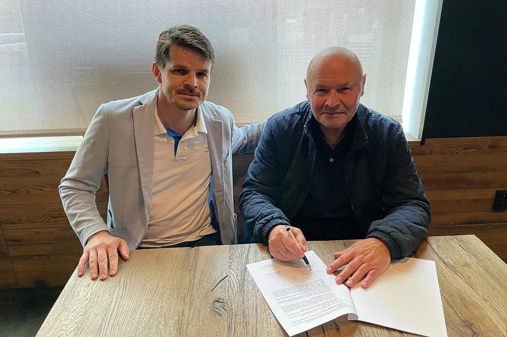 Miroslav Koubek při podpisu smlouvy