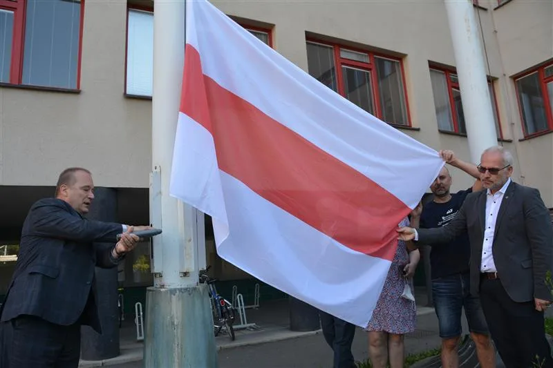 Hradec vyvěsil běloruskou vlajku, chce upozornit na důležitost dodržování lidských práv