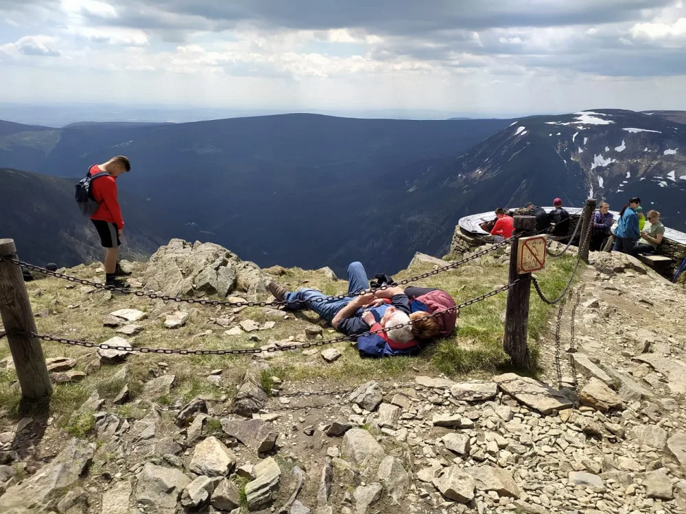 Kvůli neukázněným turistům se na Sněžku vrací zábrany. Lidé vstupují do zakázaných míst