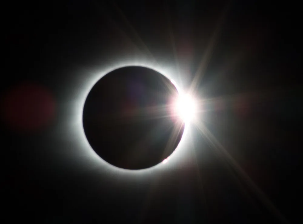 Čtvrteční obloha nabídne částečné zatmění Slunce. Při pozorování si chraňte zrak filtrem, radí astronom