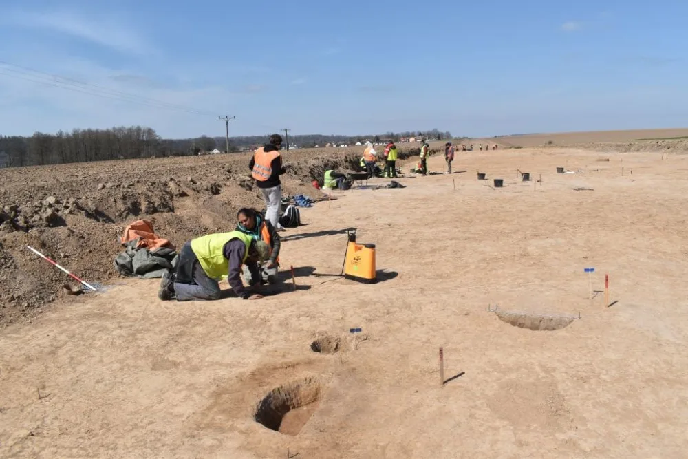 Archeologové na Rychnovsku objevili pravěký sídelní komplex s obětištěm