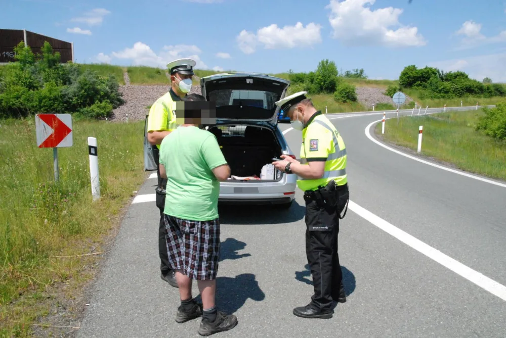 Policisté v kraji se zaměřili na řidiče, kteří se nevěnují řízení. Psát sms za volantem je nebezpečnější než alkohol