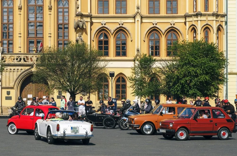 Kam o víkendu? Na pouť, vyjížďku kočárem taženým koňmi nebo závod autoveteránů