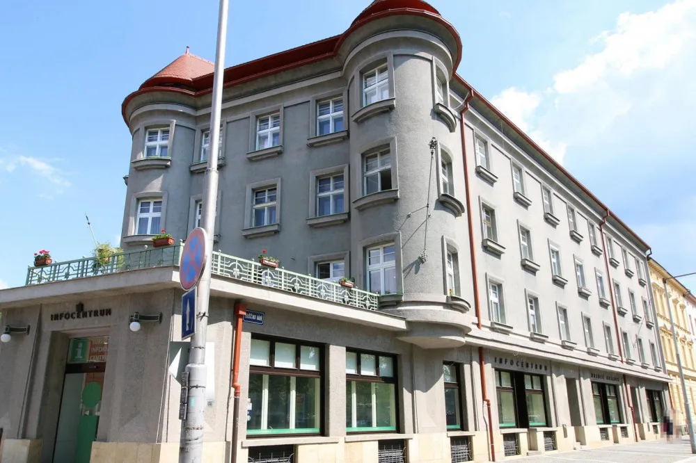 Policie hledá sprejera, který řádil v centru Hradce Králové. Poznáte ho?